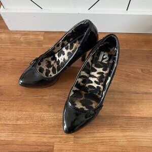 (2for$10) R2 Black Patent Leather Pumps with Bow Detail Size 6.5